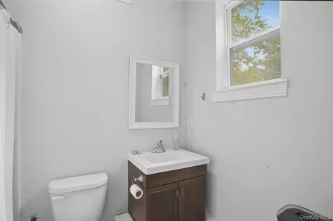 Bath - 201 Kingsview Hwy, Wallkill, NY 12589 photo 4 of 5