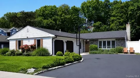 174 Gainsborough Rd, Holbrook, NY 11741