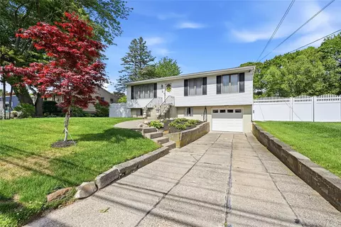 35 Randall Rd, Shoreham, NY 11786