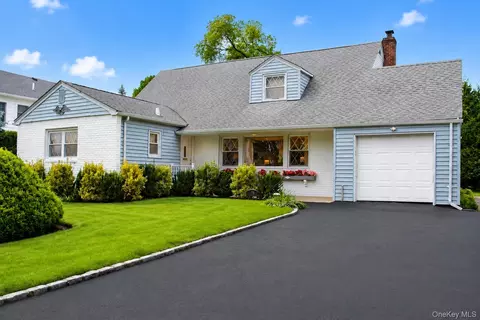 75 Stratford Ave, Garden City, NY 11530