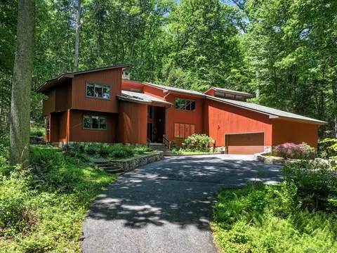5 Buroak Dr, East Fishkill, NY 12533