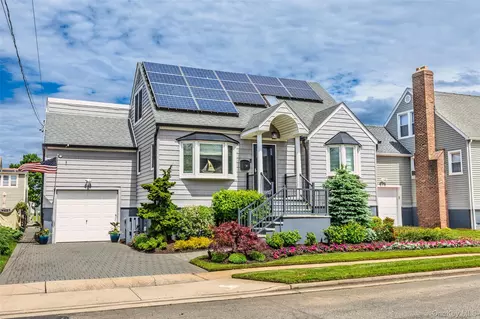 650 S 9th St, Lindenhurst, NY 11757