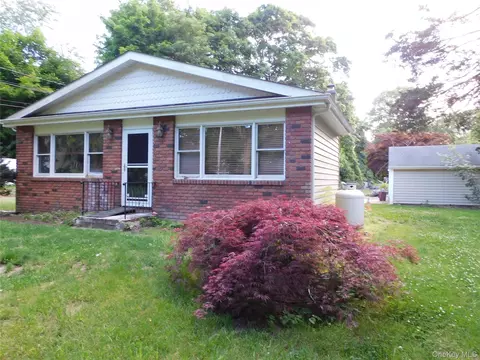 40 Wood Rd, Centereach, NY 11720
