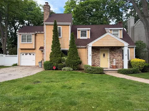 2595 Yorktown St, Oceanside, NY 11572