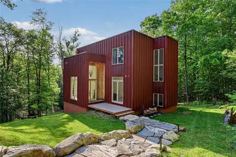 95 Deer Hill Ct, Kent, NY 10512