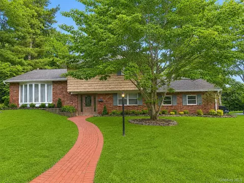 11 Royal Oak Dr, Huntington, NY 11743