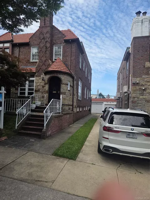 5008 217th St, New York, NY 11364
