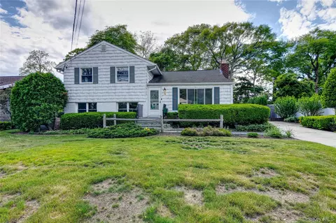 714 Tanglewood Rd, West Islip, NY 11795