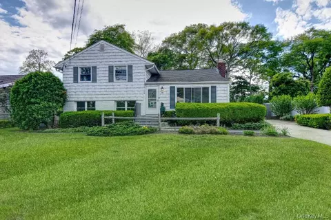 714 Tanglewood Rd, West Islip, NY 11795