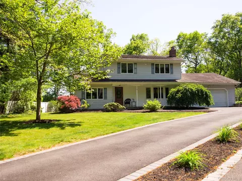 8 Donnatella Ln, Nesconset, NY 11767