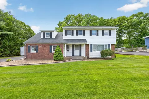 57 Pine Hill Ln, Dix Hills, NY 11746