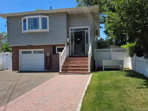 860 Udall Rd, West Islip, NY 11795