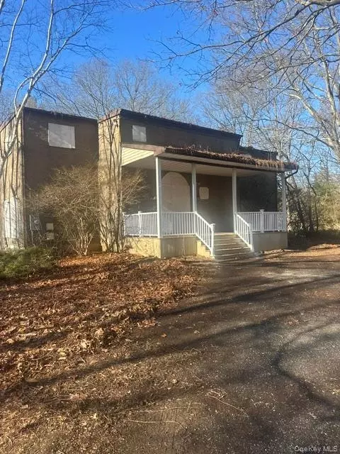 434 Meadow Rd, Smithtown, NY 11754
