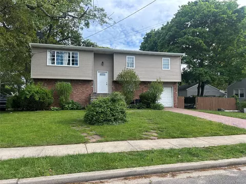 9 Oakley St, Massapequa, NY 11758