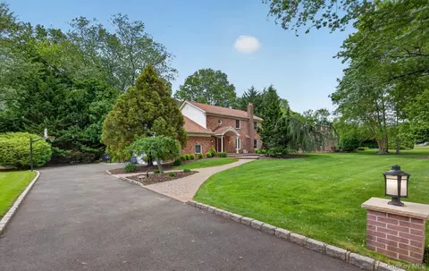 12 Wildwood Dr, Dix Hills, NY 11746