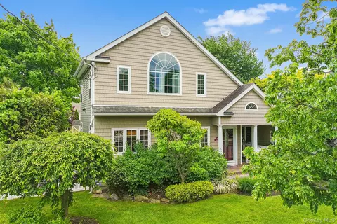 47 Clinton Pl, Massapequa, NY 11758
