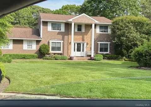 39 Tamara Ct, Melville, NY 11747