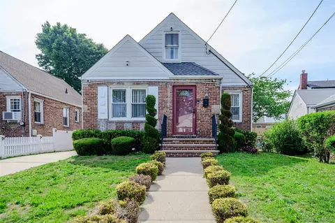 58 N Montgomery St, Valley Stream, NY 11580