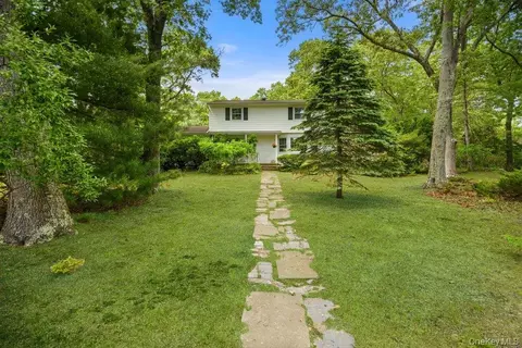 45 Lone Oak Path, Smithtown, NY 11787