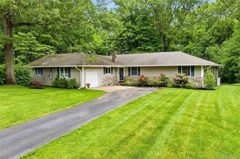 25 Edcris Ln, Huntington, NY 11743