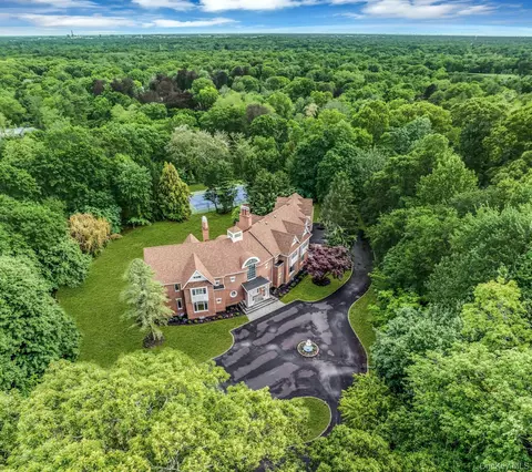 12 Saddle Ridge Rd, North Hempstead, NY 11568