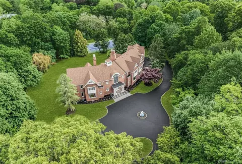 12 Saddle Ridge Rd, North Hempstead, NY 11568