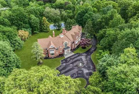 12 Saddle Ridge Rd, North Hempstead, NY 11568