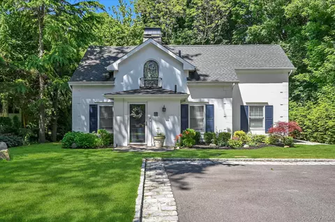 51 Deepdale Dr, North Hempstead, NY 11030