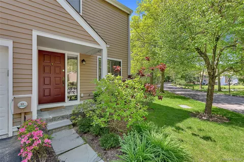 127 Stone Bridge Sq, New Castle, NY 10514
