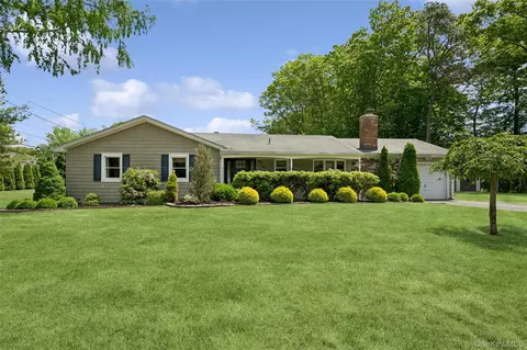 23 Meroke Ln, Rocky Point, NY 11778