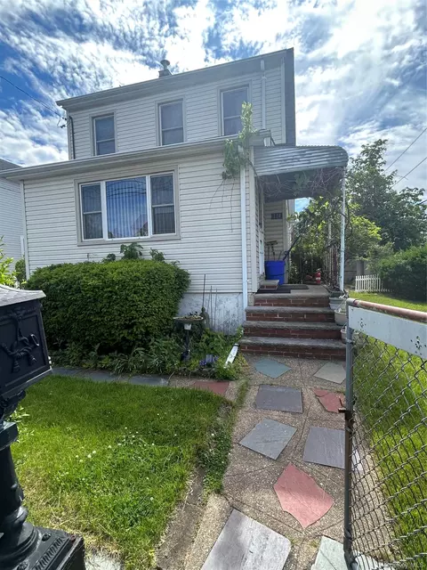 114 Elmwood St, Valley Stream, NY 11581