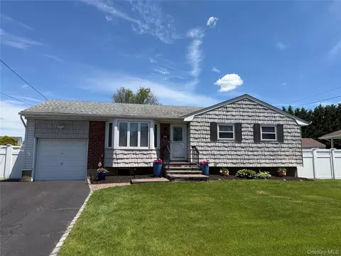 205 Villa Ave, Deer Park, NY 11729