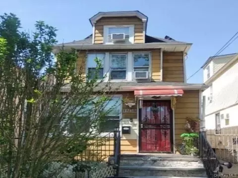 8838 Vanderveer St, New York, NY 11427