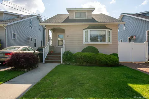 51 Hoffman St, Franklin Square, NY 11010