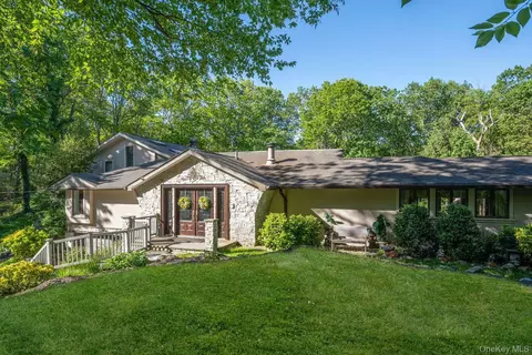 121 Laurel Ln, Syosset, NY 11791