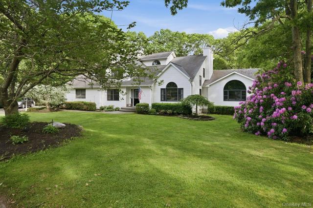 8 Lorraine Ct, Medford, NY 11763