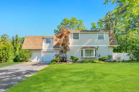 3 Sugar Pine Cir, Medford, NY 11763