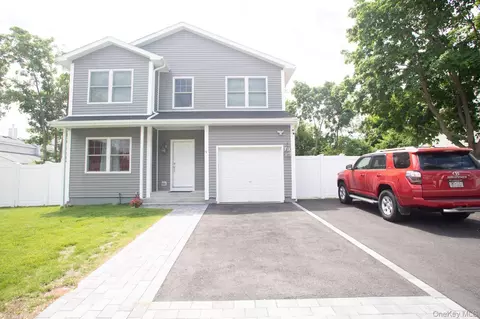 9 Okane St, Central Islip, NY 11722