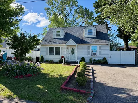 19 3rd St, Lindenhurst, NY 11757
