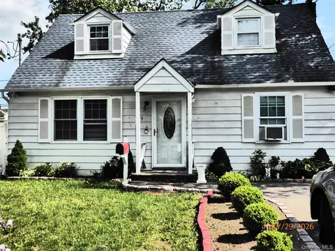 19 3rd St, Lindenhurst, NY 11757