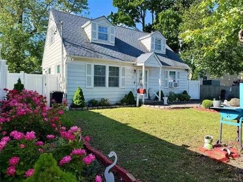 19 3rd St, Lindenhurst, NY 11757