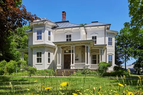 31 Chestnut St, Rhinebeck, NY 12572