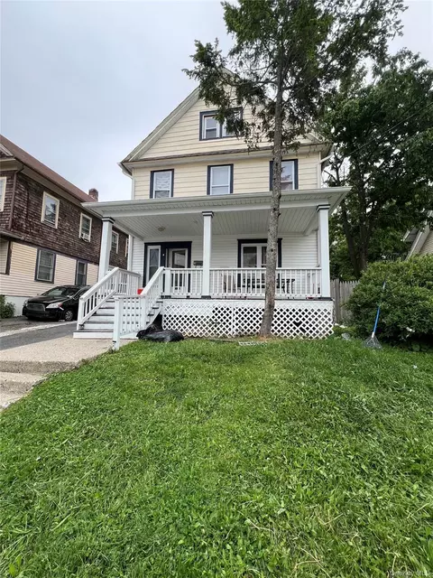 22 Chestnut St, Middletown, NY 10940