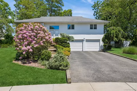 20 Melbourne Ln, Old Bethpage, NY 11804