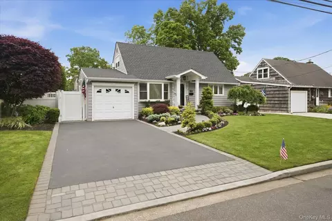 272 Hamilton Ave, Massapequa, NY 11758