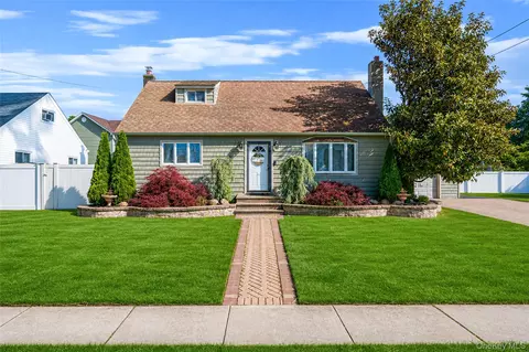 403 Brookside Ct, Copiague, NY 11726