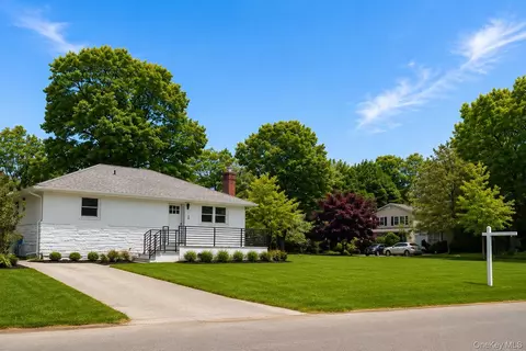18 Merrick Rd, Shirley, NY 11967