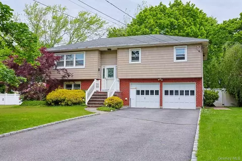 9 Grossman St, Melville, NY 11747