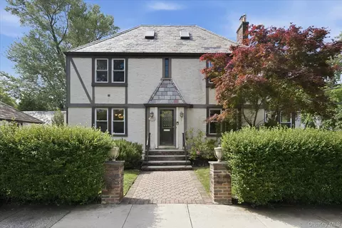261-21 Pembroke Ave, North Hempstead, NY 11020