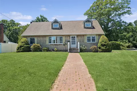 52 Center St, Lake Ronkonkoma, NY 11779